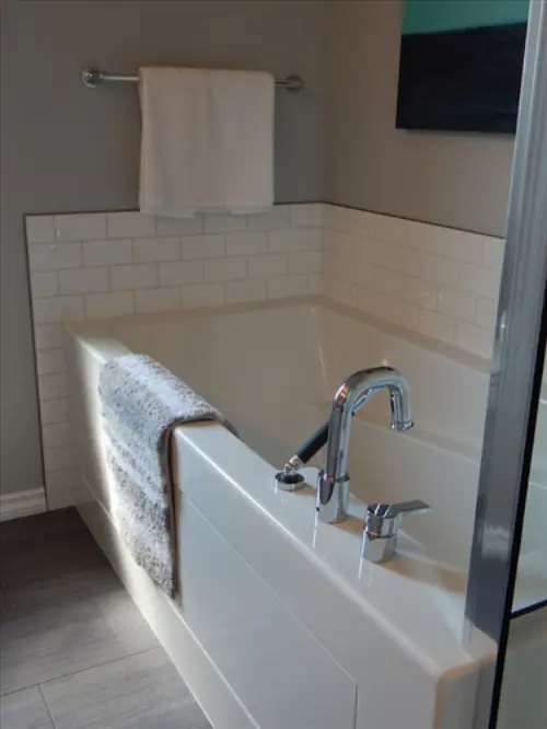 Bath-Tub-Moving--in-Silverdale-Washington-bath-tub-moving-silverdale-washington-1.jpg-image